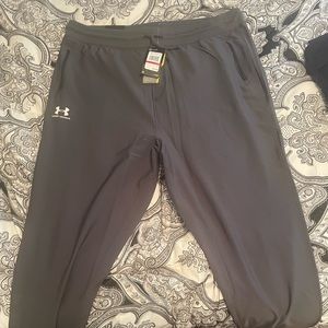 BRAND NEW MENS UNDER ARMOUR HEATGEAR JOGGER. SIZE 3XL. GRAY